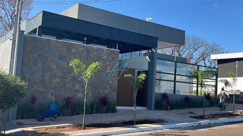 Casa à venda em Maringá, Jardim Munique, com 3 suítes, com 150 m²