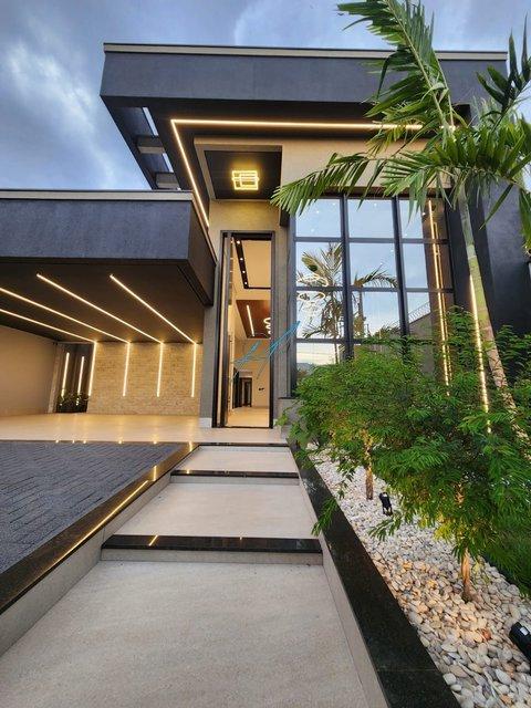 Casa à venda em Maringá, Zona 08, com 3 suítes, com 280 m²