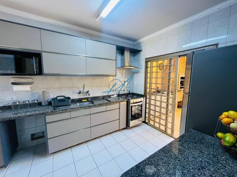 Casa à venda em Maringá, Jardim Novo Horizonte, com 4 quartos, com 200 m²